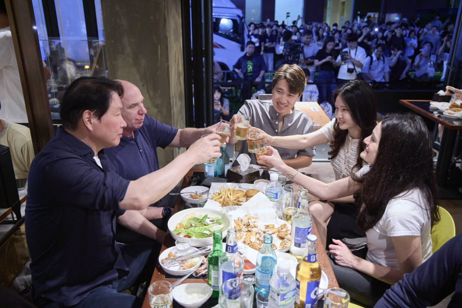 (왼쪽 하단부터 반시계방향으로) 최태원 SK그룹 회장과 메디슨 황 엔비디아 수석이사, 최윤정 SK바이오팜 전략본부장 등이 7일 저녁 서울 강남의 한 깐부치킨 매장에서 치맥회동을 즐기고 있다. SK그룹