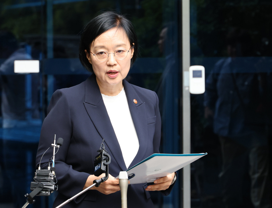 한성숙 국무총리 후보자가 8일 서울 종로구 통의동 금융감독원 연수원에 마련된 인사청문회 준비 사무실 앞에서 기자들과 대화하고 있다. 연합뉴스