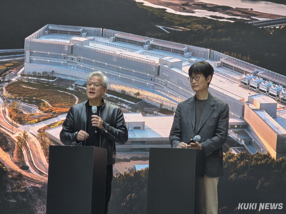 젠슨 황 엔비디아 최고경영자(CEO)와 이해진 네이버 의장이 8일 경기 성남 네이버 1784 사옥에서 미디어 스크럼을 통해 기자의 질문에 답하고 있다. 정우진 기자