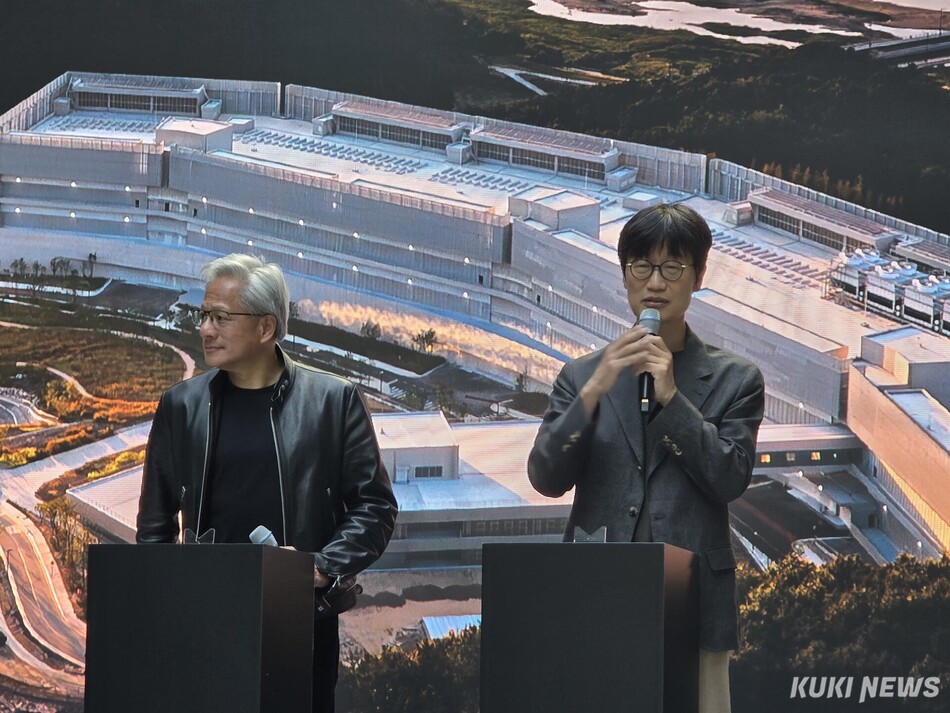 젠슨 황 엔비디아 최고경영자(CEO)와 이해진 네이버 의장이 8일 경기 성남 네이버 1784 사옥에서 미디어 스크럼을 통해 기자의 질문에 답하고 있다. 정우진 기자