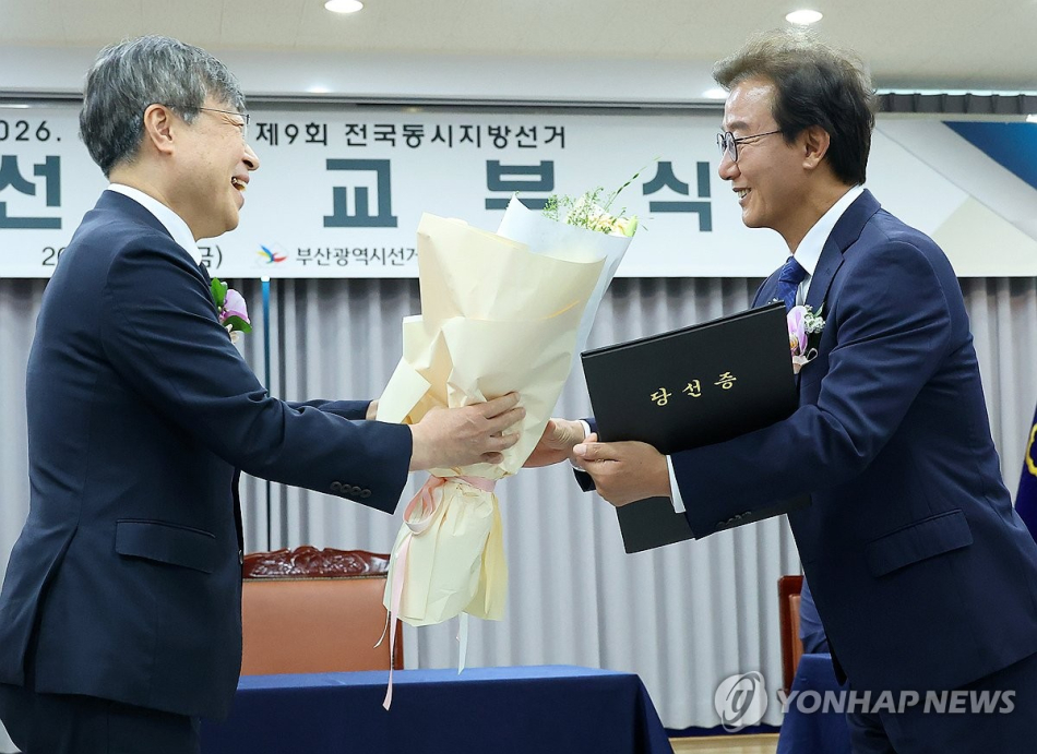 당선증을 받고 있는 전재수 당선자. 연합뉴스