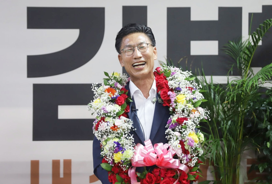 김병삼 영천시장 당선인이 인수위 없이 시정 현안 점검에 집중하며 실무형 취임 준비를 이어가고 있다. 사진은 당선 직후 지지자들의 축하를 받으며 기뻐하는 모습. 김병삼 당선인 제공