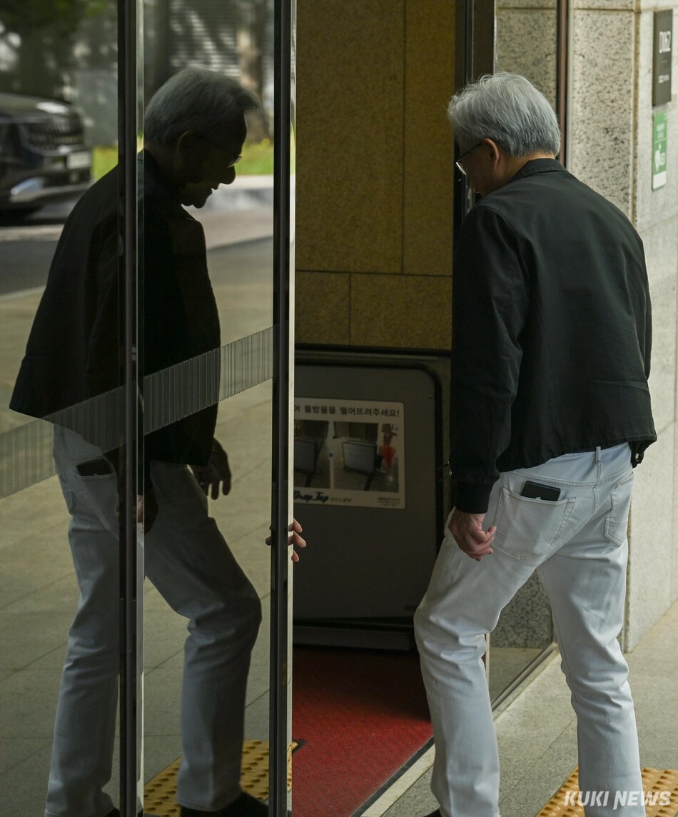 젠슨 황 엔비디아 최고경영자(CEO)가 9일 서울김포비즈니스항공센터에서 출국을 위해 이동하고 있다.