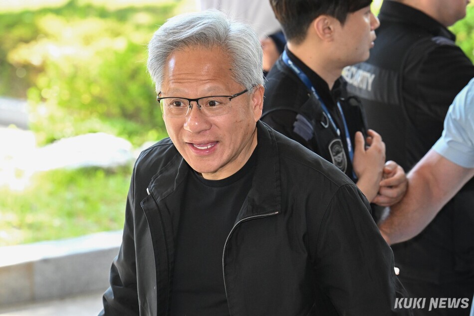 젠슨 황 엔비디아 최고경영자(CEO)가 9일 서울김포비즈니스항공센터에서 출국을 위해 이동하고 있다.