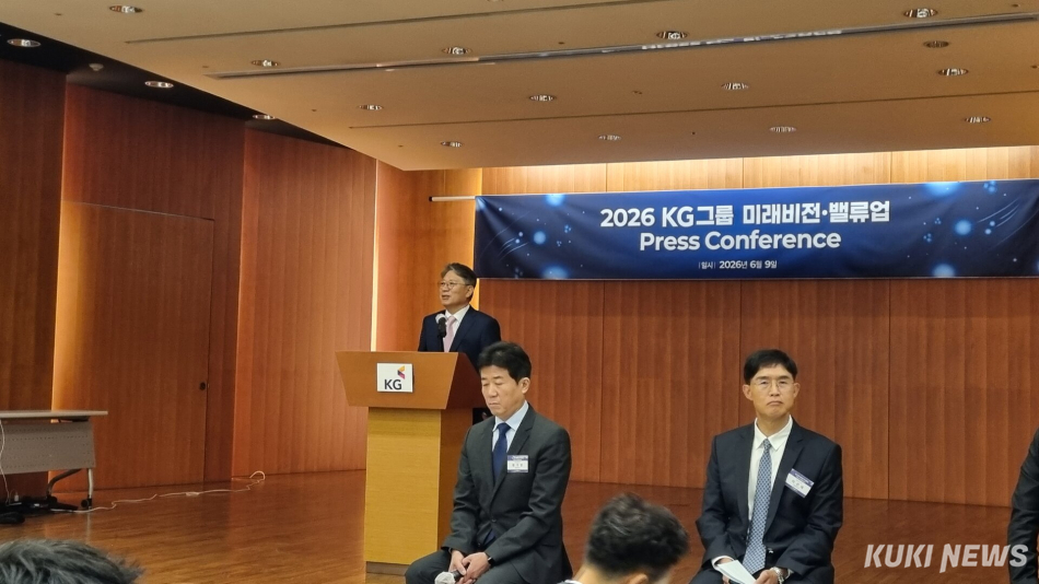 곽재선 KG그룹 회장과 각 계열사 대표이사들이 9일 서울 여의도 태영빌딩 T-아트홀에서 열린 ‘KG그룹 기업가치 정상화 및 미래전략 기자간담회’에서 기자들의 질문에 답변하고 있다. 김재민 기자