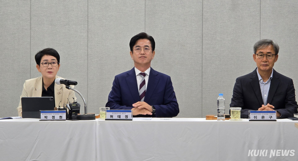 9일 대전시장직 인수위원회 전체회의에서 박정현(왼쪽) 인수위원장이 ‘적폐청산‘을 강조하고 있다. 이를 허태정 대전시장 당선자와 이은구 부위원장이 듣고 있다. 사진=명정삼 기자