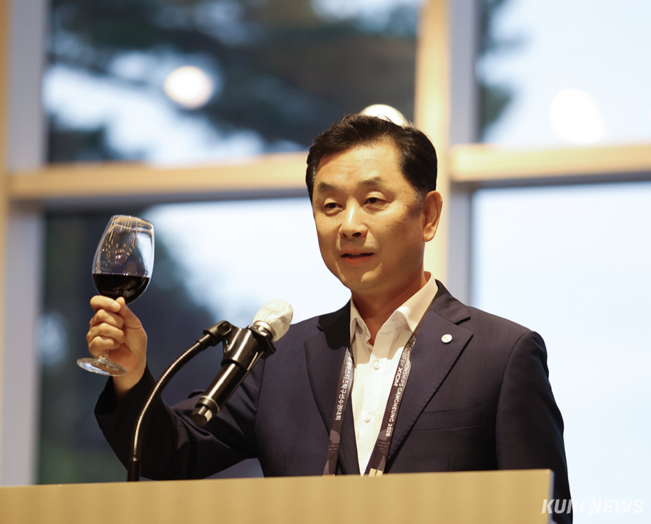 XIOM 2026 강릉세계마스터즈탁구선수권대회 조직위원회(공동위원장 이태성·김홍규)가 9일 저녁 강릉 씨마크호텔 바다홀에서 대회 참가 선수와 국제탁구 관계자들이 함께하는 갈라디너 행사를 개최했다. 김상영 강릉시 부시장의 환영사. 조직위 제공