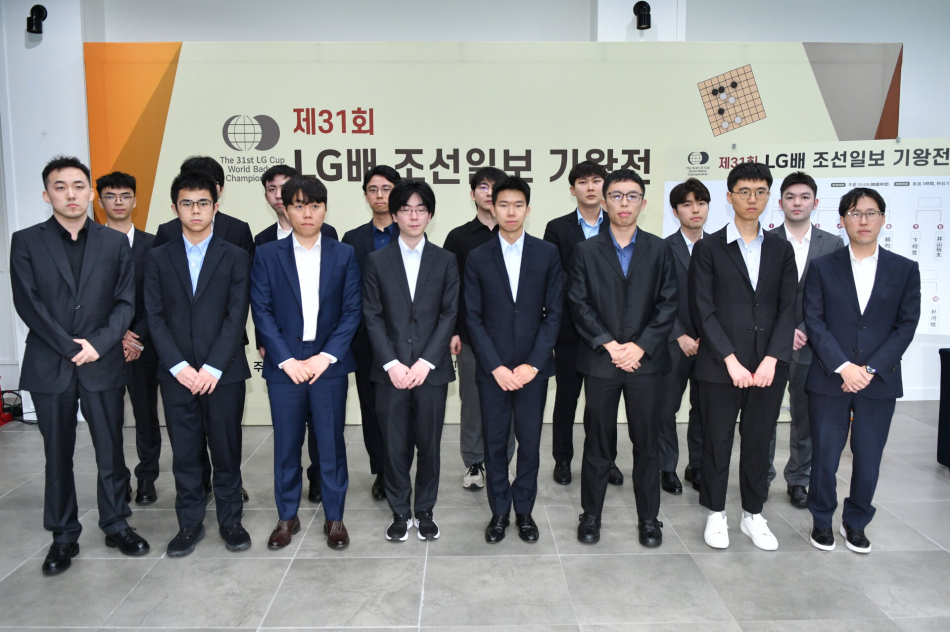 개최국 이점으로 24강전에 13명 출전했던 한국이 16강전에는 단 5명만 생존하면서 중국(6명)에 벌써부터 밀리게 됐다. 한국기원 제공