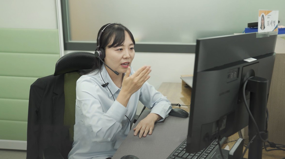 삼성전자서비스 수어 상담사가 상담을 진행하는 모습. 삼성전자 제공.