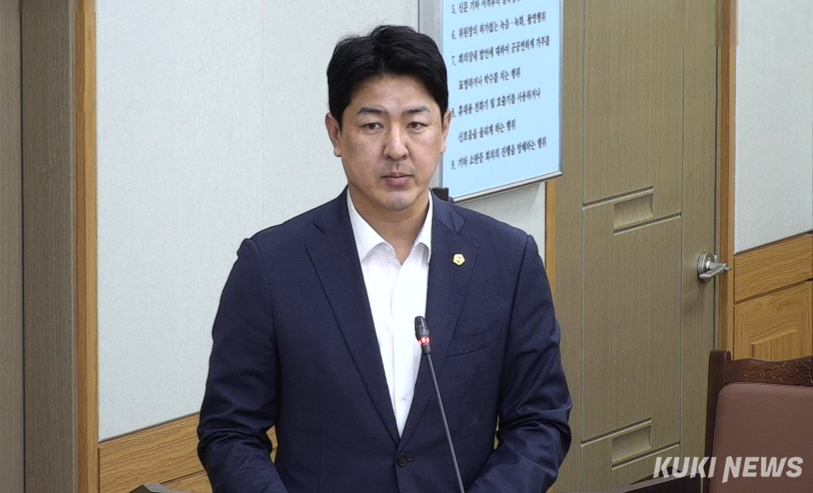 10일 열린 강원도의회 안전건설위원회에서 긴급차량 우선신호시스템 구축 조례안을 설명하고 있는 문관현 기획행정위원장.
