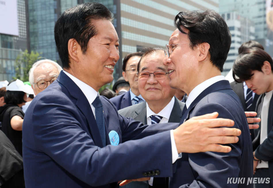 김민석 국무총리(사진 오른쪽)와 정청래 더불어민주당 대표(사진 왼쪽)가 10일 오전 서울 종로구 광화문광장에서 열린 제100주년 6·10 만세운동 기념식을 마치고 인사를 하고 있다. 남동균 기자