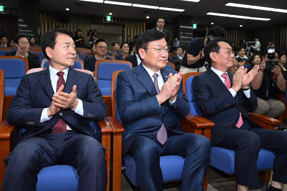 9일 서울 여의도 국회에서 열린 원내대표 후보자 초청 간담회에서 성일종·정점식·김도읍 의원이 나란히 앉아 박수를 치고 있다. 임은재 기자