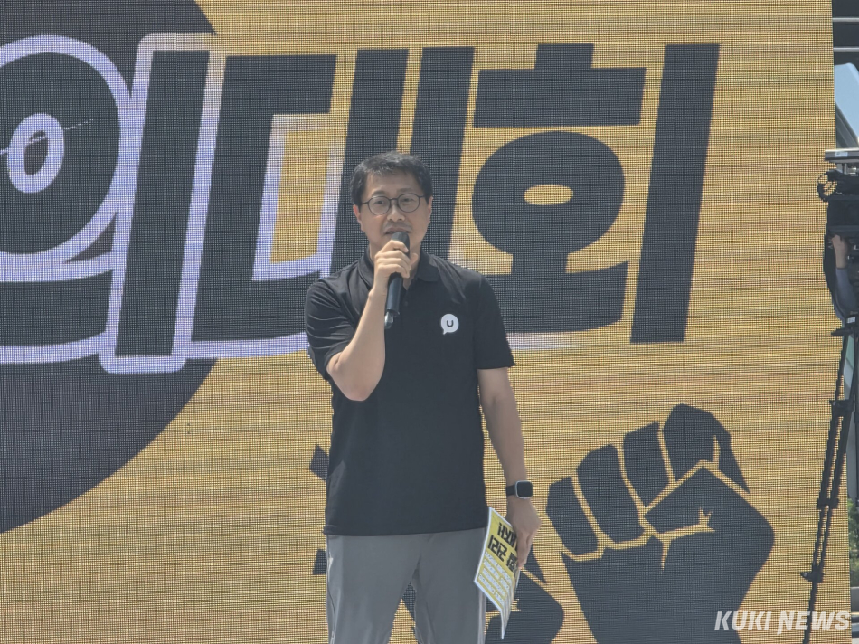 서승욱 전국화학섬유식품산업노동조합 카카오 지회장이 10일 경기 성남시 유스페이스에서 본집회를 열고 발언하고 있다. 정우진 기자