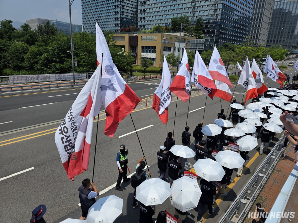 전국화학섬유식품산업노동조합 카카오 지회가 10일 경기 성남시 판교역 광장에서 출발해 유스페이스까지 거리 행진 집회를 진행 중이다. 정우진 기자
