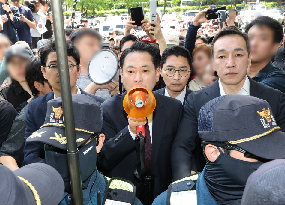 장동혁 국민의힘 대표가 지난 5일 잠실7동 투표함 개표가 진행되고 있는 서울 송파구 올림픽공원 핸드볼경기장에서 확성기들고 발언하고 있다. 연합뉴스