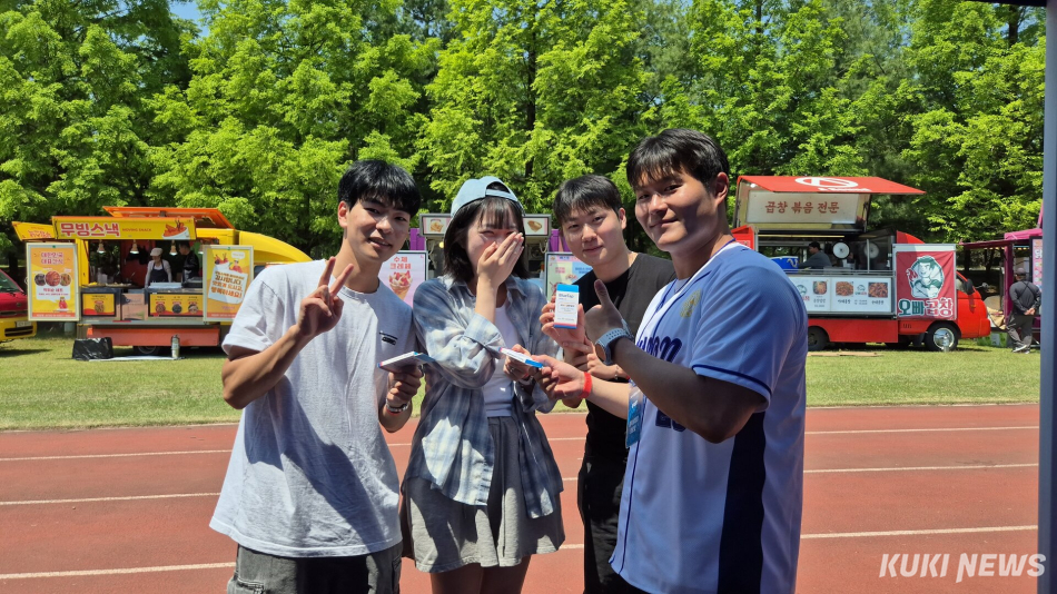 수원대학교 축제 현장에서 학생들이 쿠키뉴스 사회공헌 프로젝트 THE OVEN을 통해 전달된 마약 검출 키트를 들고 기념촬영을 하고 있다. 수원대 총학생회 제공