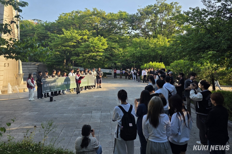 10일 오후 6시 서강대학교 총학생회가 시국선언을 하고 있다. 김미경 기자