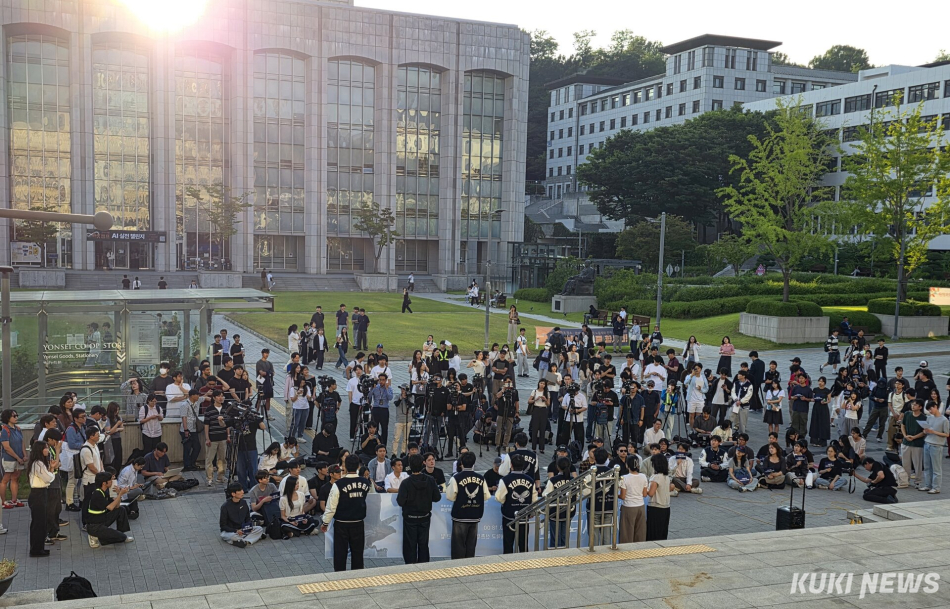 10일 오후 6시 연세대학교 총학생회가 지방선거 투표용지 부족 사태를 규탄하는 시국선언을 하고 있다. 김미경 기자