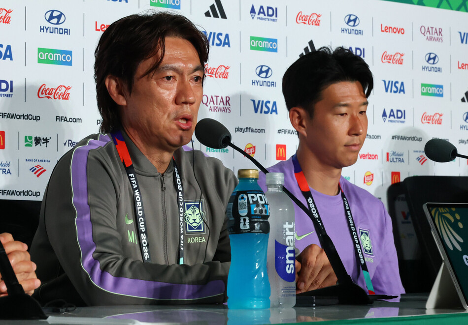 2026 피파 월드컵에 출전한 한국축구국가대표팀의 홍명보 감독이 체코와의 경기를 하루 앞둔 10일(현지시간) 멕시코 과달라하라 스타디움에서 열린 공식 기자회견에 손흥민과 함께 참석해 기자의 질문에 답하고 있다. 연합뉴스