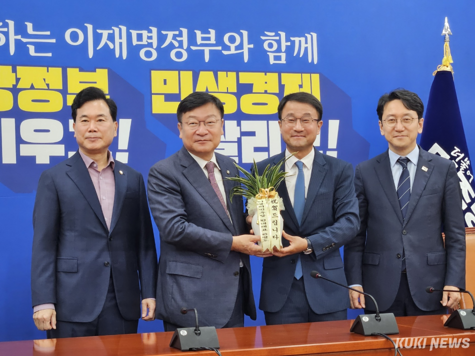 정점식 국민의힘 신임 원내대표가 11일 서울 여의도 국회에서 한병도 더불어민주당 원내대표를 예방하고 있다. 이은서 기자