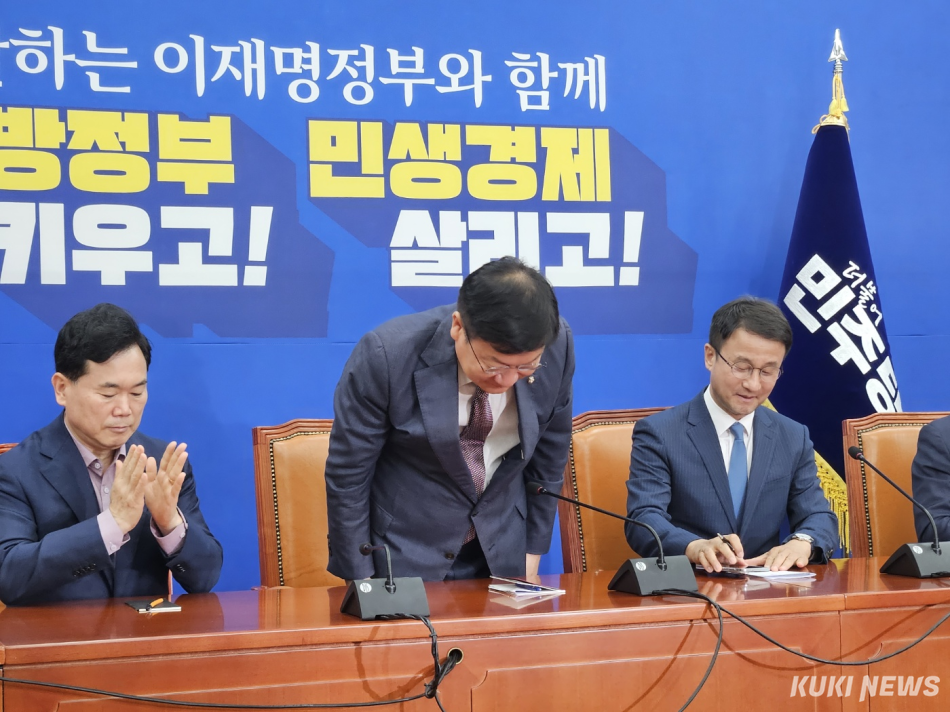 정점식 국민의힘 신임 원내대표가 11일 서울 여의도 국회에서 한병도 더불어민주당 원내대표를 예방하고 있다. 이은서 기자