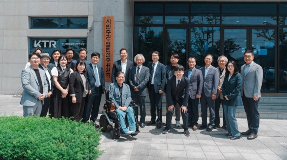 조지훈 전주시장 당선인과 ‘시민주권 열린 전주 위원회’로 출범한 민선 9기 전주시장직 인수위원회 위원들
