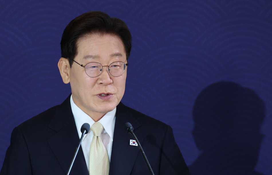 이재명 대통령이 9일(현지시간) 벨기에 브뤼셀 한 호텔에서 열린 동포 만찬간담회에서 인사말을 하고 있다. 연합뉴스