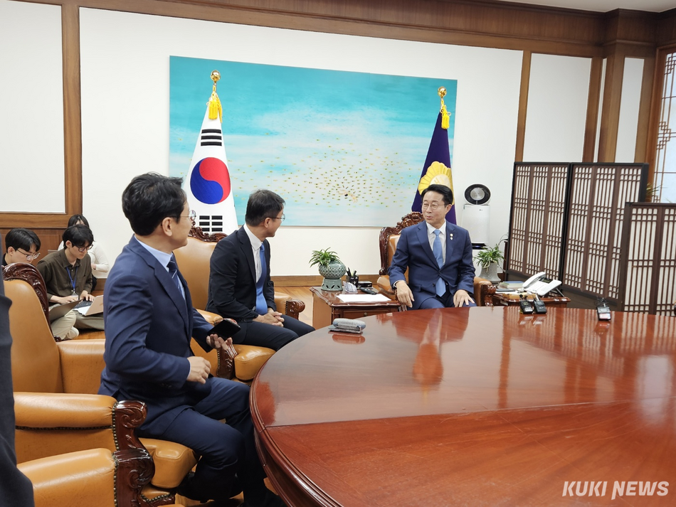 조정식 국회의장이 주도한 여야 원내대표 회동이 11일 국회의장실에서 열리고 있다. 이은서 기자