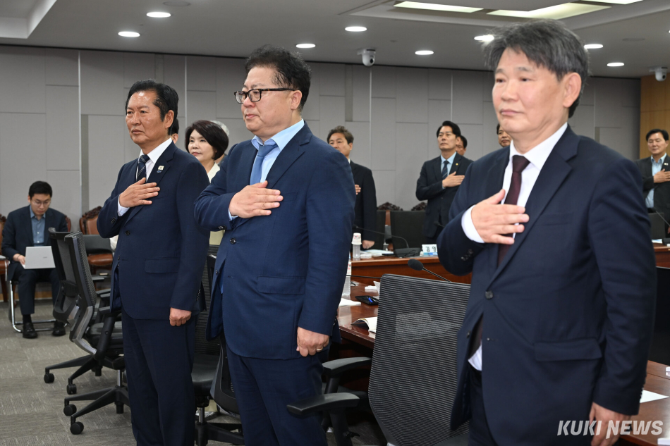 정청래 더불어민주당 대표와 참석자들이 11일 여의도 국회 의원회관에서 진행된 이재명 정부 출범 1주년 기념 토론회에서 국민의례하고 있다.