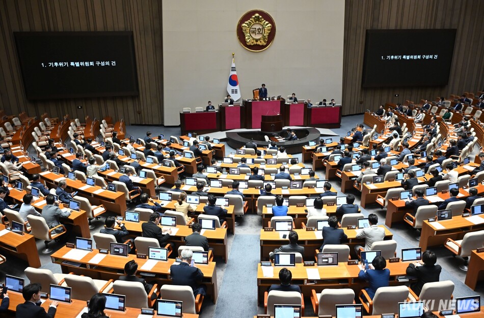 국회가 11일 본회의를 열고 6·3 지방선거 투표용지 부족 사태에 따른 국정조사요구서를 보고했다. 임은재 기자