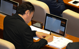 곽상언, 본회의장서 붓펜 들고 ‘캘리그라피 삼매경’ [쿠키포토]