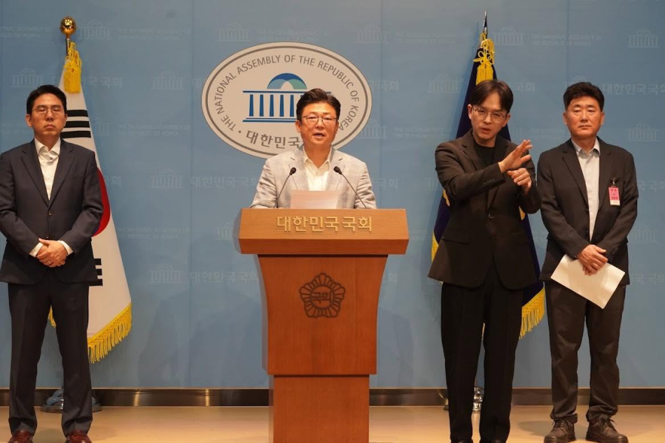 강명구 의원이 11일 국회 소통관에서 구미 수소기업과 함께 수소발전시장 축소 재검토를 촉구하고 있다. 강명구 의원실 제공