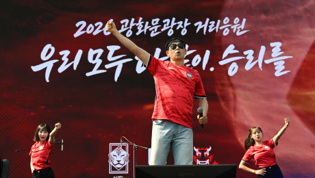 광화문광장 붉게 물들인 체코전 응원 열기…코르티스·KT 위즈 치어리더 무대까지 [쿠키포토]