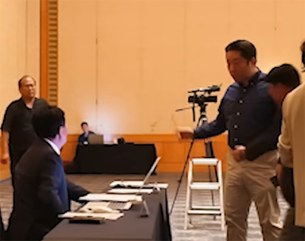 지난 9일 오전 9시 20분쯤 ‘전남광주통합특별시의회 당선의원 사전간담회’가 열리기로 한 영암의 ‘호텔 현대’ 행사장에서 박만 당선인과 취재를 위해 참석한 한 언론인과의 충돌 상황이 유튜브 영상을 통해 일부 공개됐다. 오른쪽이 박만 당선자. /유튜브 영상 캡처