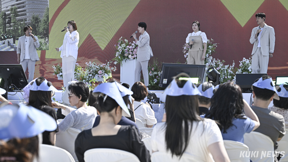 12일 서울 강서구 서울식물원 잔디마당에서 2026 서울 결혼페스타의 개막식이 열린 가운데 아카펠라 그룹 제니스가 축하 공연을 하고 있다.