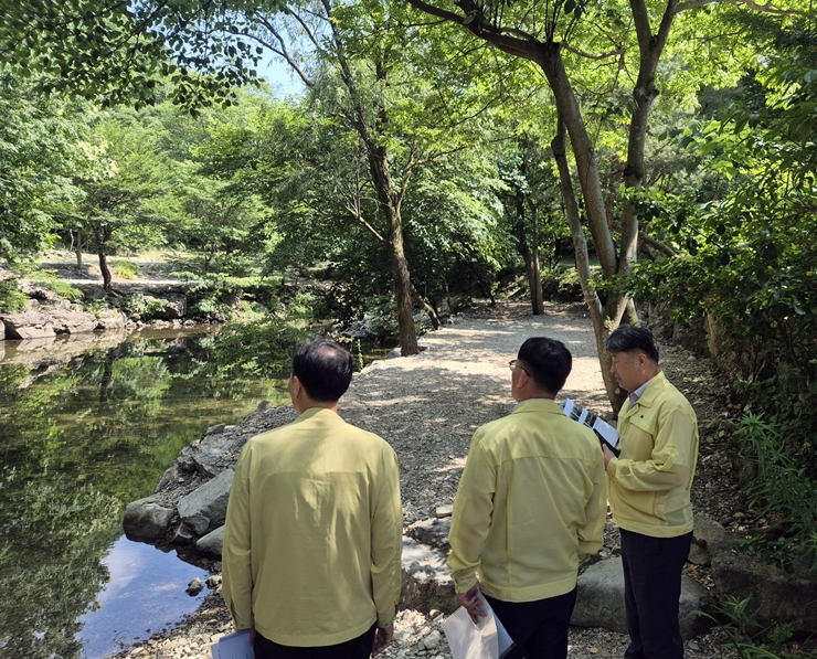 12일 전북 완주군 동상면과 운주면 일대 하천·계곡 불법시설 정비 현장을 방문한 이광호 산림청 산림보호국장. 산림청