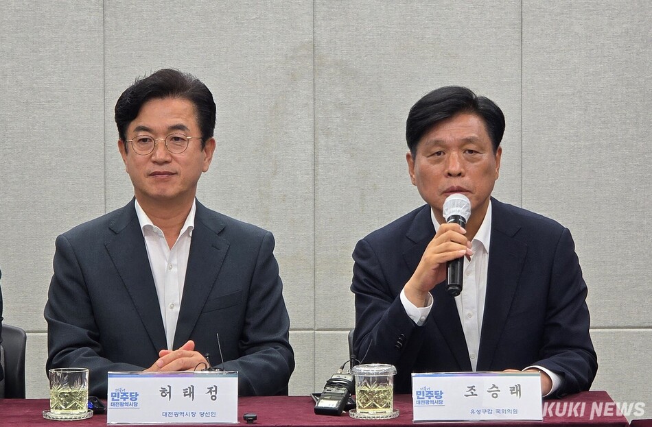 조승래 더불어민주당 사무총장이 12일 허태정 대전시장 당선인과 갖은 간담회에서