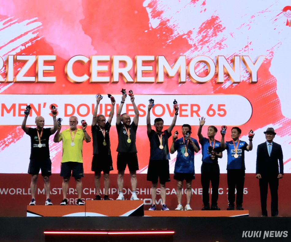 강릉시 강릉올림픽파크 일원에서 지난 5일 개막된 ‘XIOM 2026 강릉세계마스터즈탁구선수권대회’가 12일 열린 각 종목 준결승·결승전과 시상식을 끝으로 모든 경기 일정이 모두 마무리되고 막을 내렸다. 남자복식 65세부 시상식. 전인수 기자