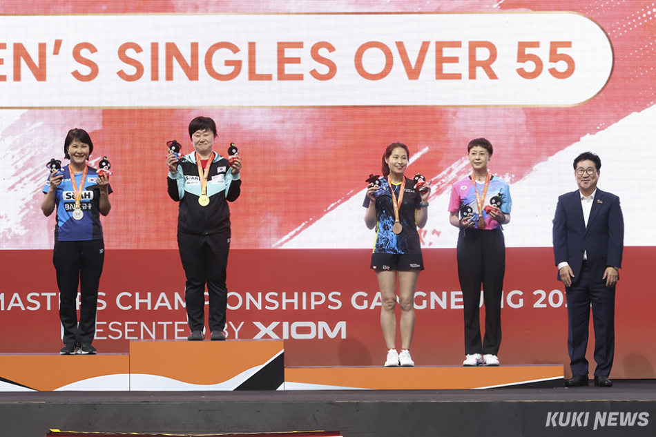 강릉시 강릉올림픽파크(강릉아레나·강릉오발) 일원에서 지난 5일 개막된 ‘XIOM 2026 강릉세계마스터즈탁구선수권대회’가 12일 열린 각 종목 준결승·결승전과 시상식, 페어웰 파티를 끝으로 모든 경기 일정이 모두 마무리됐다. 여자단식 55~59세부에서 한국의 노미화(왼쪽 2번째) 선수가 정상에 올라 금메달을 목에 걸었다. 조직위 제공