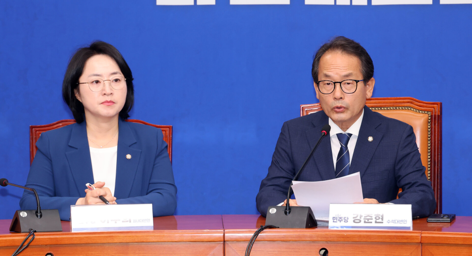더불어민주당 강준현 수석대변인(오른쪽)이 7일 국회에서 기자간담회를 열고 있다. 왼쪽은 이주희 원내대변인. 연합뉴스