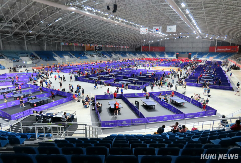 강릉시 강릉올림픽파크 일원에서 지난 5일 개막된 ‘XIOM 2026 강릉세계마스터즈탁구선수권대회’가 12일 열린 각 종목 준결승·결승전과 시상식을 끝으로 모든 경기 일정이 모두 마무리되고 막을 내렸다. 주경기장인 강릉 오발(스피드스케이팅경기장) 내 탁구 코트 모습. 전인수 기자