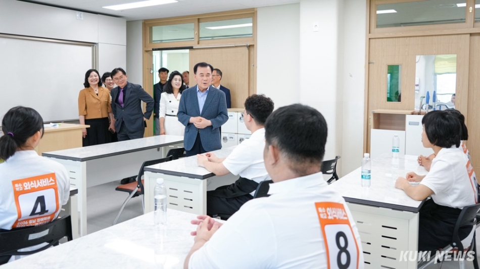 김지철 충남교육감이 지난 13일 당진꿈나래학교에서 열린 ‘2026 충남 장애학생직업기능경진대회’를 둘러보며 학생들을 격려하고 있다.