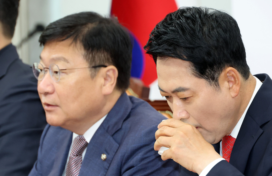 국민의힘 장동혁 대표가 11일 국회에서 열린 최고위원회의에서 물을 마시고 있다. 왼쪽 정점식 원내대표. 연합뉴스
