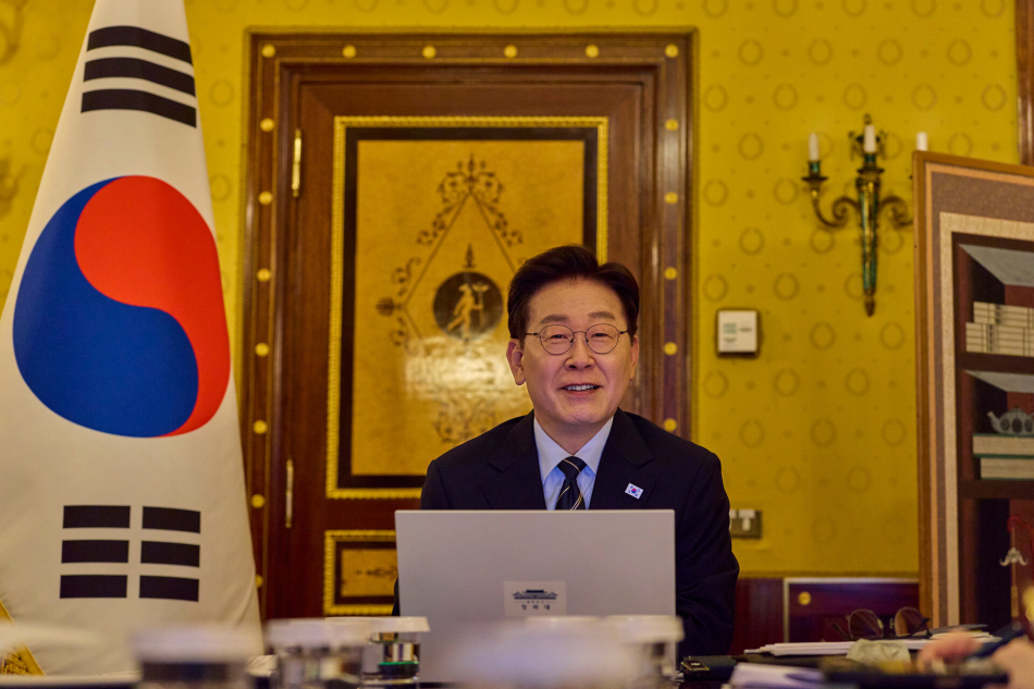 이탈리아를 국빈방문 중인 이재명 대통령이 14일(현지시간) 로마의 한 호텔에서 화상으로 수석보좌관회의를 하고 있다. 사진=공동취재제공