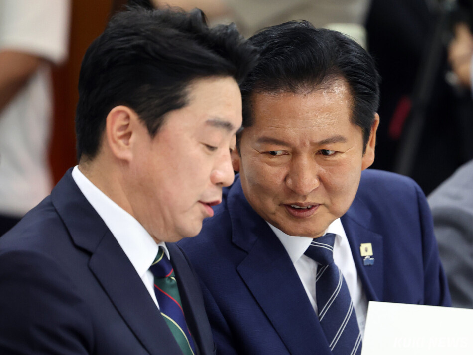 정청래 더불어민주당 대표와 강훈식 대통령 비서실장이 15일 오후 서울 마포구 연세대학교 김대중도서관에서 열린 ‘6·15남북정상회담 26주년 기념식 및 특별강연‘에서 대화를 나누고 있다. 