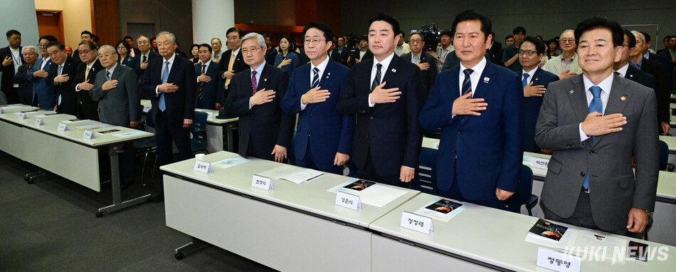 15일 서울 마포구 연세대학교 김대중도서관에서 열린 6.15 남북정상회담 26주년 기념식 및 특별강연 ‘한반도 평화: 다시 6·15’에서 조정식 국회의장과 정청래 더불어민주당 대표를 비롯한 내빈들이 국기에 경례하고 있다. 오른쪽부터 정동영 통일부 장관, 정청래 대표, 강훈식 대통령비서실장, 조정식 국회의장, 김성재 김대중평화센터 이사장.