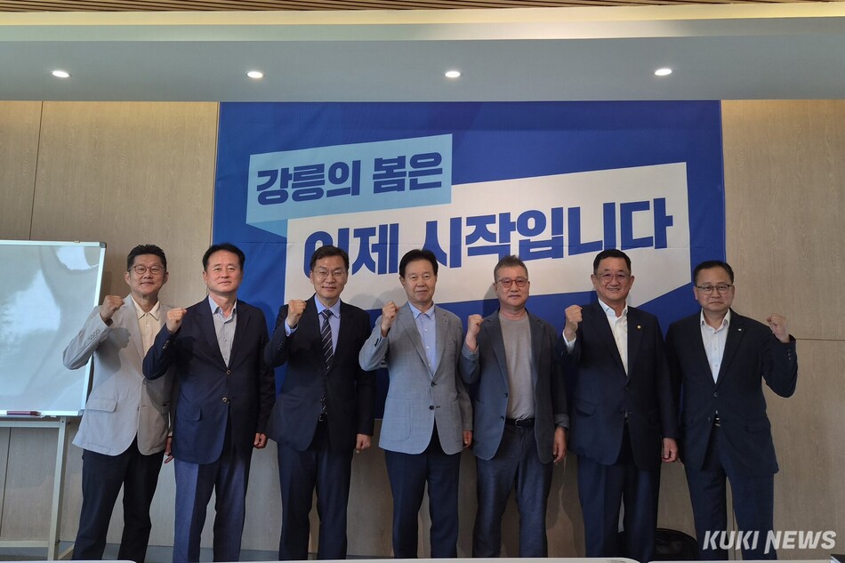 김중남 강릉시장 당선인은 15일 인수위 사무실에서 강릉상공회의소 회장단과 간담회를 갖고, 지역 경제 활성화와 상생 협력 방안에 대해 깊이 있는 논의를 펼쳤다. 간담회 모습. 인수위 제공