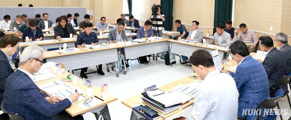 ‘횡성 500만 관광 시대 준비위원회’는 16일 횡성군체육회관에서 군정 주요 현안에 대한 업무보고를 받았다. 준비위원회