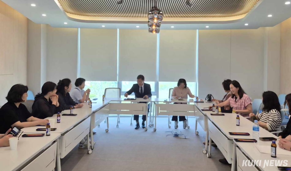 김중남 강릉시장 당선인은 16일 인수위 회의실에서 강릉 지역 내 사회복지 지역아동센터장들과 간담회를 갖고 아동 돌봄 환경 개선과 지역아동센터 활성화를 위한 발전 방안에 대하여 논의했다. 인수위 제공