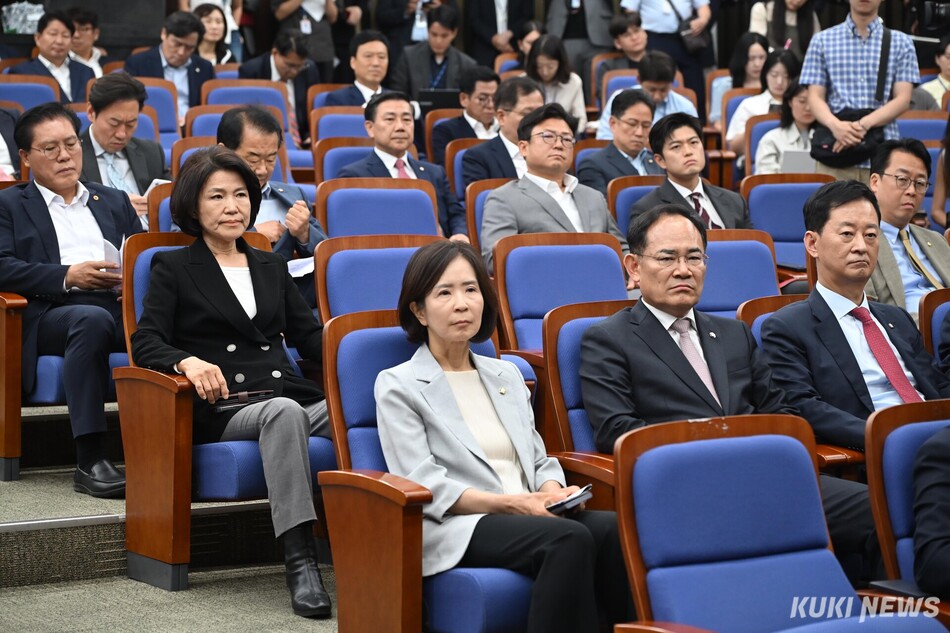 국민의힘 의원들이 17일 서울 여의도 국회에서 열린 당 의원총회에 참석해 있다.